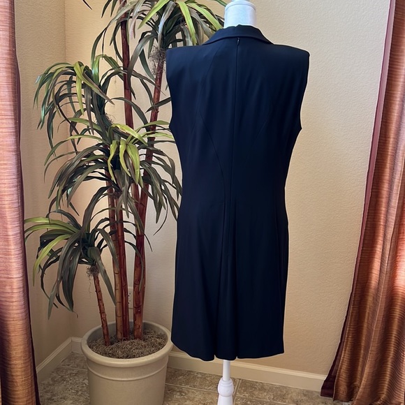 NWT- Alexander McQueen Elegant Black Tuxedo Dress, size 44. Excellent condition - Picture 4 of 10